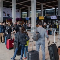 Lange Warteschlangen am BER: Am vergangenen Wochenende herrschten auf dem Hauptstadtflughafen teils chaotische Zustände.
