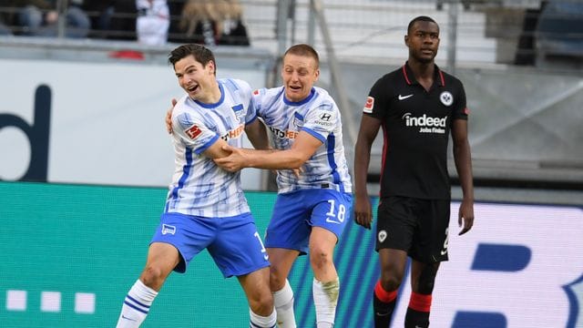 Herthas Torschütze Jürgen Ekkelenkamp (l-r) und Santiago Ascacibar jubeln nach dem Tor zum 2:0 neben Frankfurts Evan Ndicka. Herthas Torschütze Jürgen Ekkelenkamp (l-r) und Santiago Ascacibar jubeln nach dem Tor zum 2:0 neben Frankfurts Evan Ndicka.