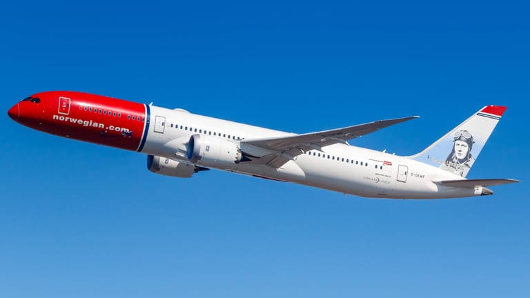 Norwegian Airlines: Zumindest regional muss in bei dieser Fluggesellschaft künftig keine Maske mehr an Bord getragen werden.