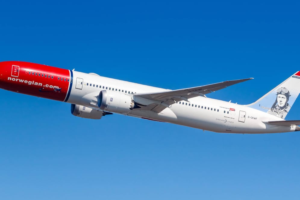 Norwegian Airlines: Zumindest regional muss in bei dieser Fluggesellschaft künftig keine Maske mehr an Bord getragen werden.