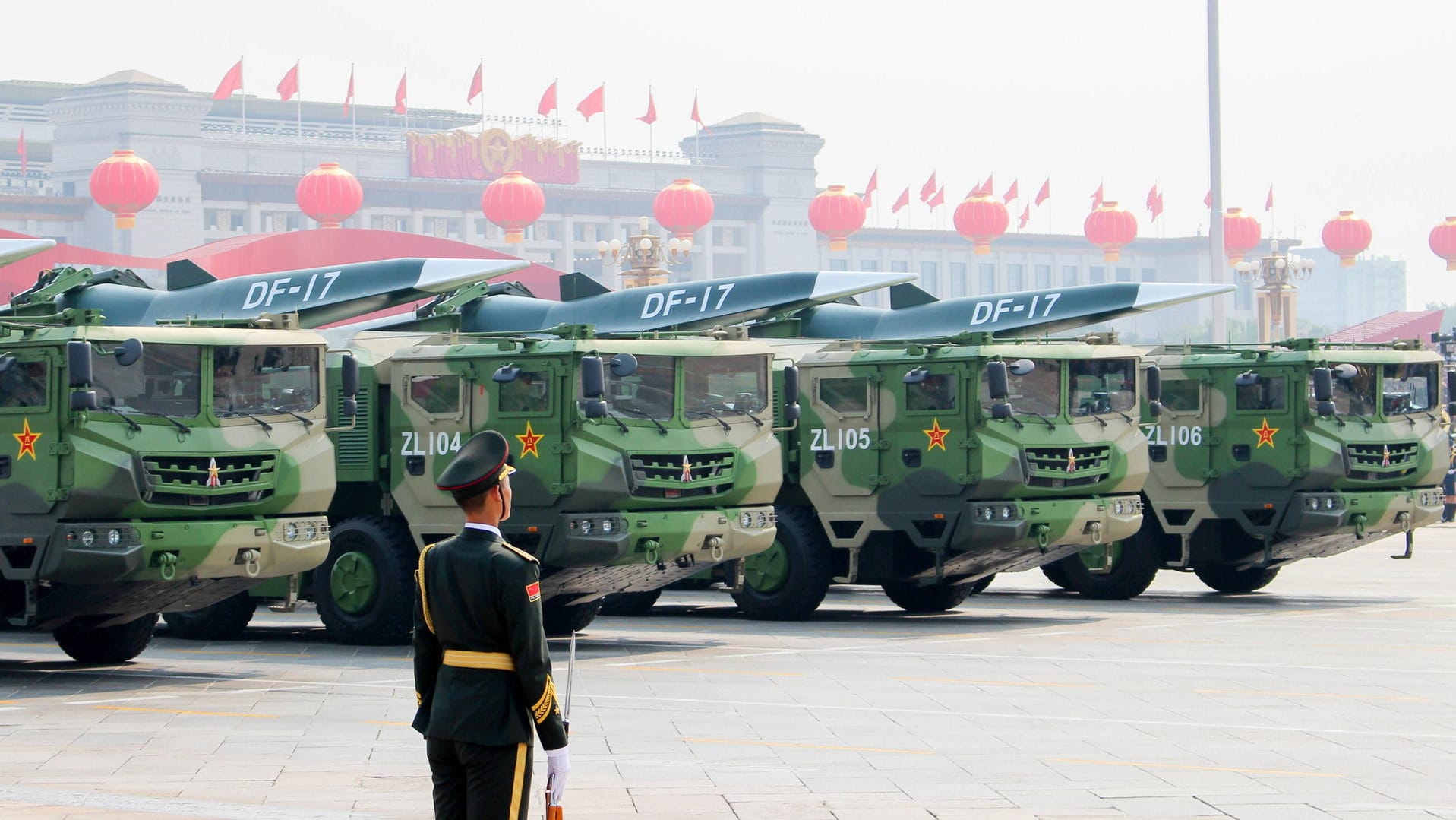 Transporter mit Raketen in Peking 2019: China ist mit der Entwicklung von Hyperschall-Raketen offenbar weiter als gedacht.