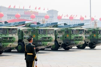 Transporter mit Raketen in Peking 2019: China ist mit der Entwicklung von Hyperschall-Raketen offenbar weiter als gedacht.