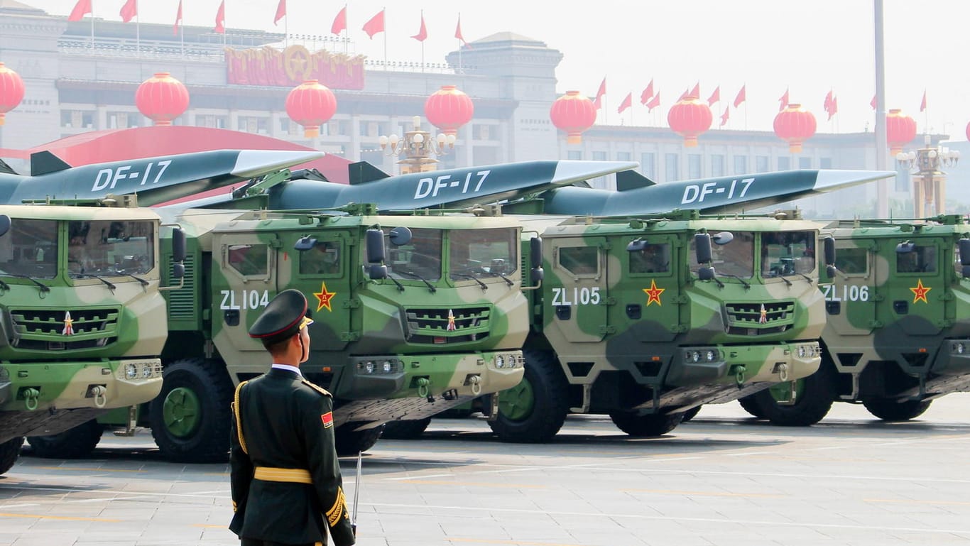 Transporter mit Raketen in Peking 2019: China ist mit der Entwicklung von Hyperschall-Raketen offenbar weiter als gedacht.