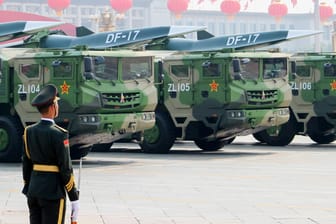 Transporter mit Raketen in Peking 2019: China ist mit der Entwicklung von Hyperschall-Raketen offenbar weiter als gedacht.