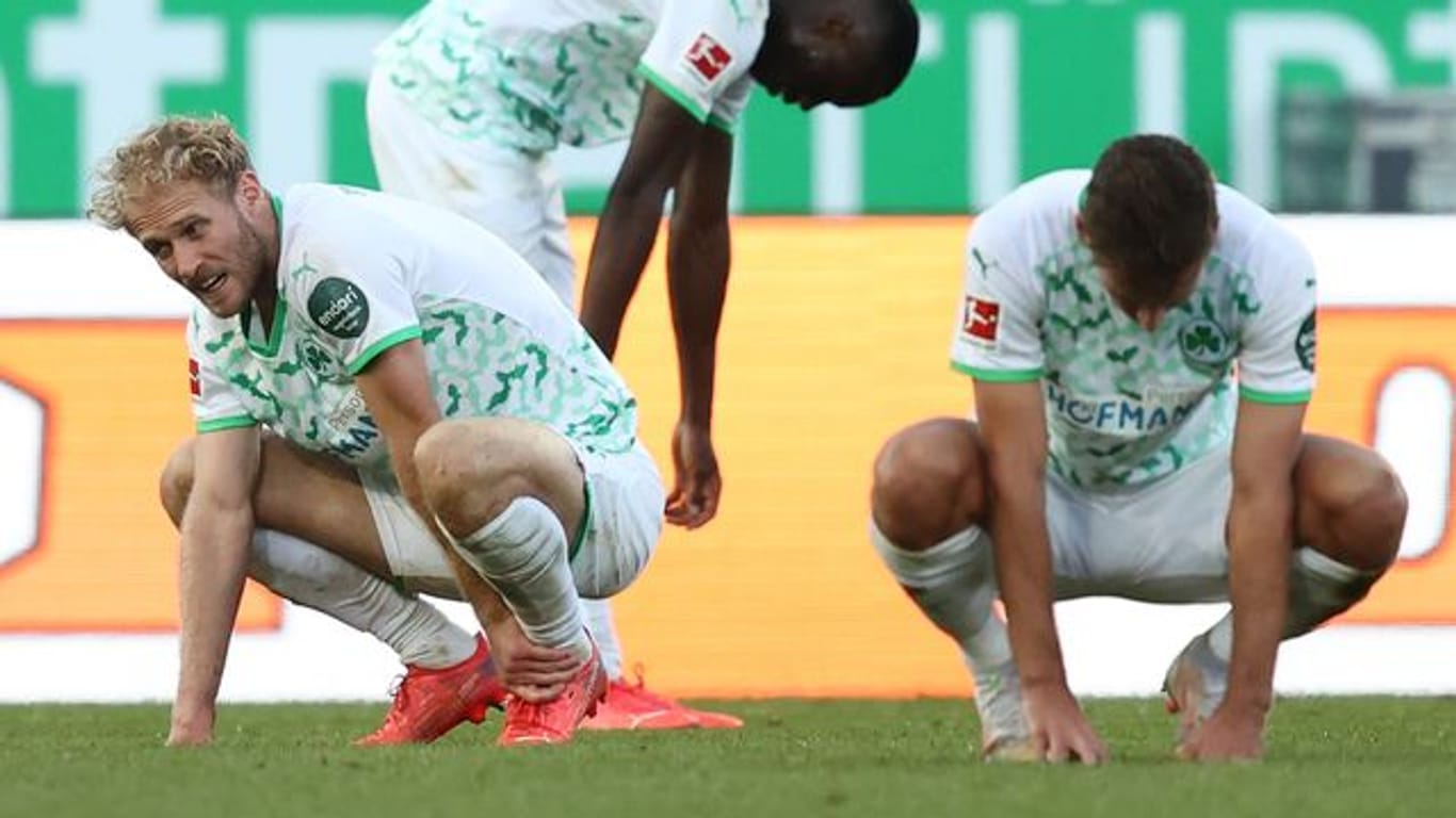Auch gegen Mitaufsteiger VfL Bochum gelang es nicht zu punkten: Die Fürther Spieler verweilen nach dem Abpfiff auf dem Rasen.
