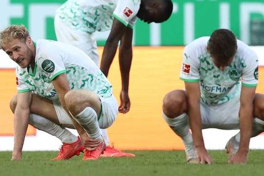 Auch gegen Mitaufsteiger VfL Bochum gelang es nicht zu punkten: Die Fürther Spieler verweilen nach dem Abpfiff auf dem Rasen.