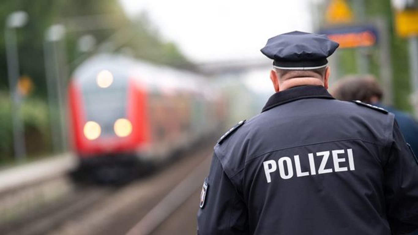 Ein Polizist am Bahngleis: Bei Braunschweig wurden ein Mann und sein Hund von einem Zug überrollt. (Symbolbild)