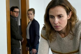 Der "Tatort" aus Dresden: Karin Gorniak (Karin Hanczewski), im Hintergrund Leo Winkler (Cornelia Gröschel) und der Exfreund des Opfers Nils Klotsche (Christian Friedel).