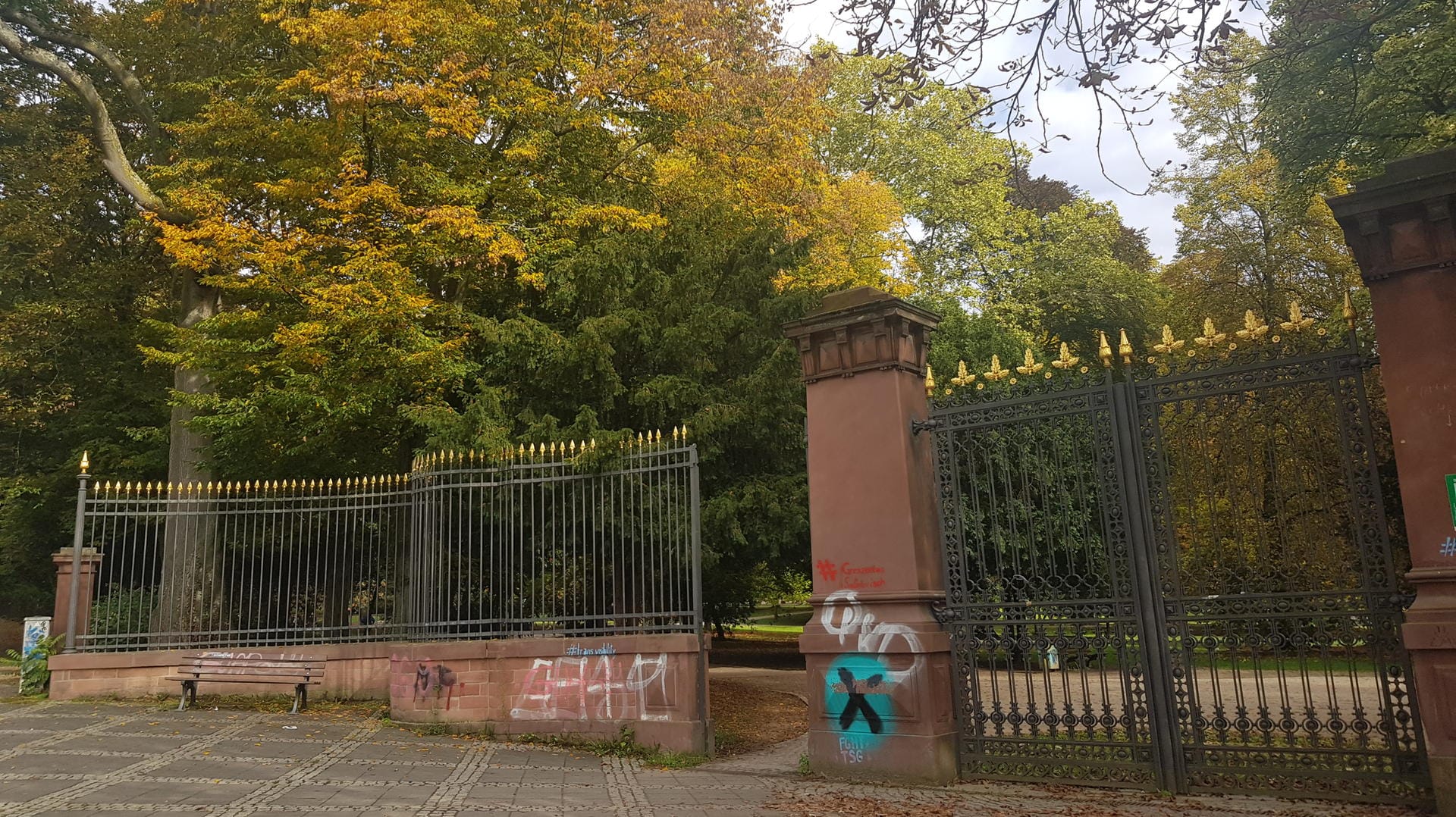 Das Eingangstor zum Park bei Tag: In der Grünanlage ist vermehrt zu Überfällen auf Jugendliche gekommen.