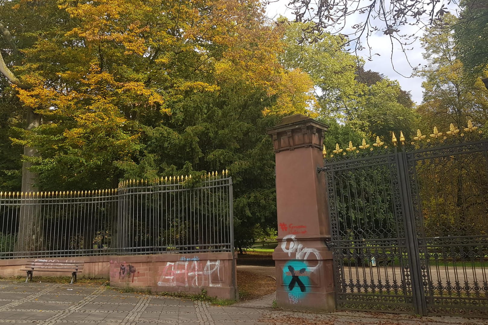 Das Eingangstor zum Park bei Tag: In der Grünanlage ist vermehrt zu Überfällen auf Jugendliche gekommen.