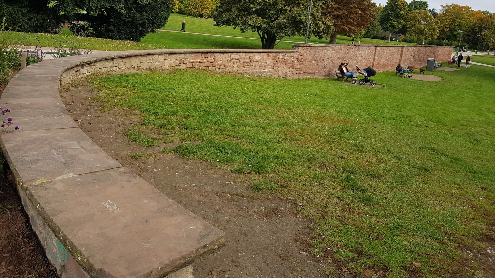 Die Mauer im Park ist ein beliebter Treffpunkt für junge Leute: Abends und Nachts patrouilliert hier nun häufiger die Polizei.