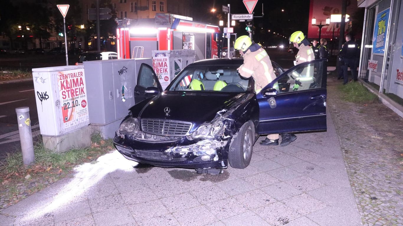 Der zerstörte Mercedes in Charlottenburg: Die fünf Insassen flüchteten nach dem Unfall und nahmen die Kennzeichen des Autos mit.