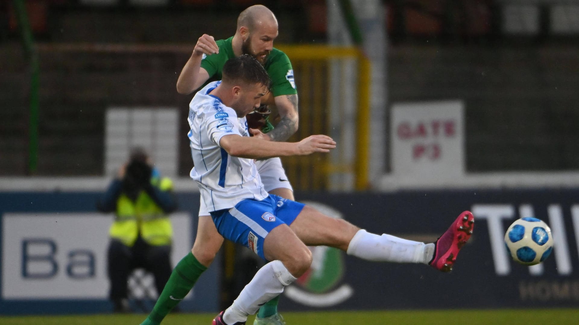Zweikampf zwischen Hrvoje Plum (hinten) mit Coleraine's Stephen Lowry: In dem Spiel am Samstag kam es zu einer speziellen Roten Karte. Zweikampf zwischen Hrvoje Plum (hinten) mit Coleraine's Stephen Lowry: In dem Spiel am Samstag kam es zu einer speziellen Roten Karte.