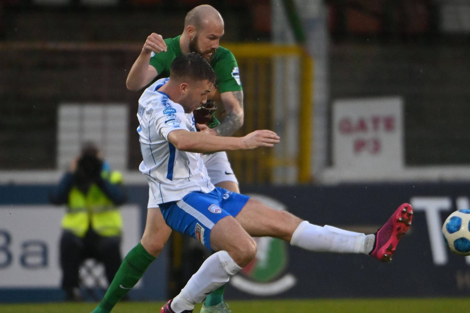 Zweikampf zwischen Hrvoje Plum (hinten) mit Coleraine's Stephen Lowry: In dem Spiel am Samstag kam es zu einer speziellen Roten Karte.
