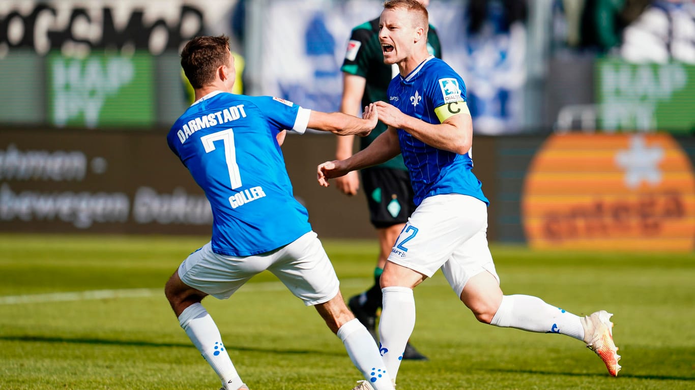 Fabian Holland (r.) erzielte mit einem Traumtor das 1:0 für Darmstadt 98.