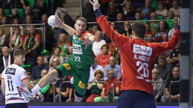 Magdeburgs Lukas Mertens (M) steigt gegen Flensburgs Torwart Kevin Moeller zum Sprungwurf hoch. Magdeburgs Lukas Mertens (M) steigt gegen Flensburgs Torwart Kevin Moeller zum Sprungwurf hoch.