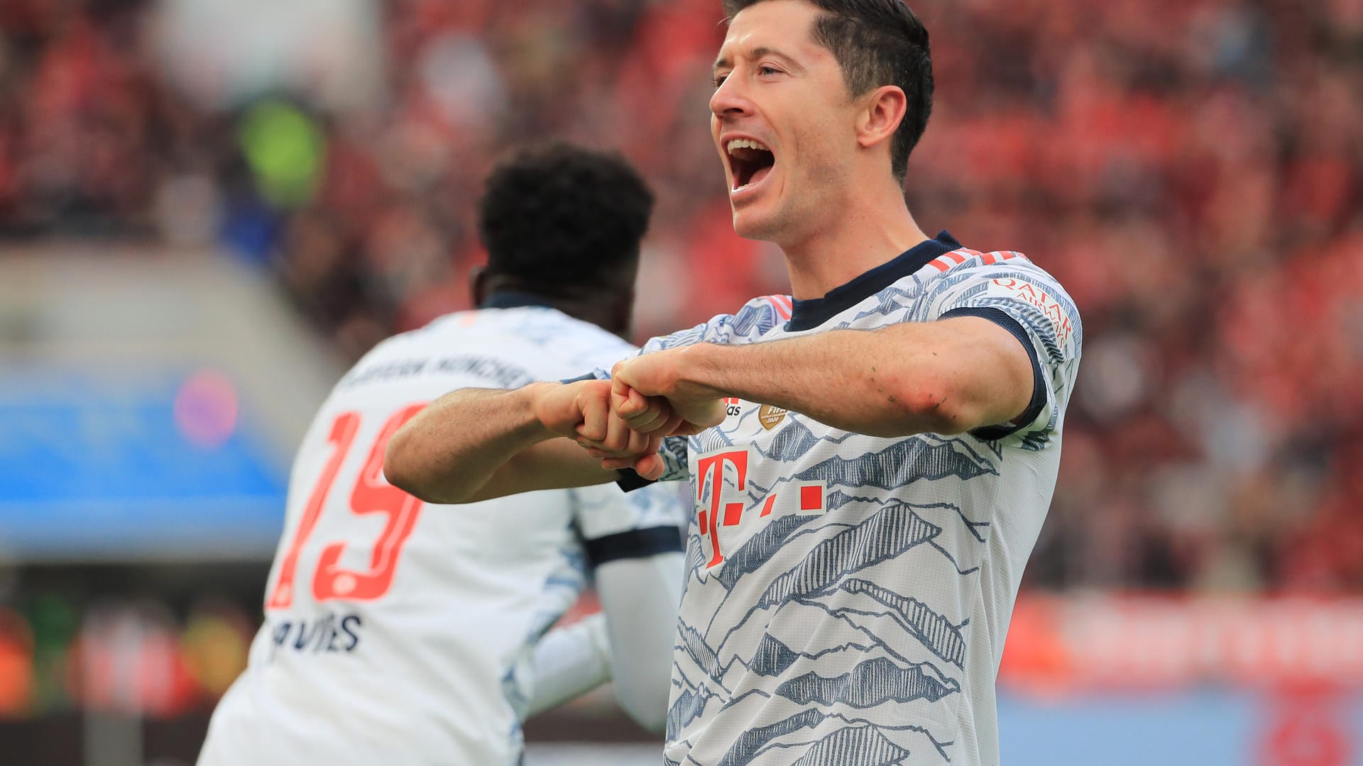 Robert Lewandowski feiert sein frühes Tor: Der FC Bayern durfte in Leverkusen bereits nach wenigen Minuten jubeln.