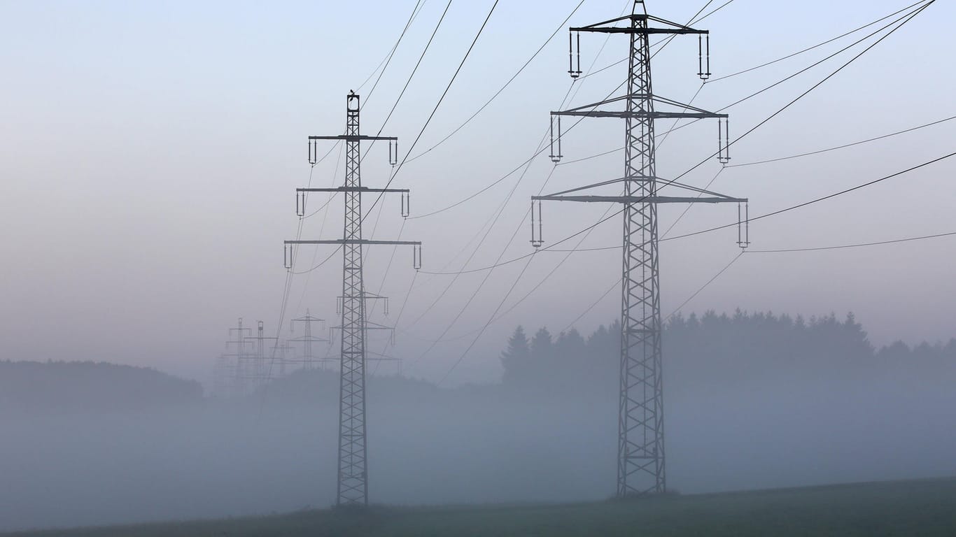 Strommasten im Siegerland (Symbolbild): Die Entwicklung der Strompreise hängt auch an den Netzgebühren.