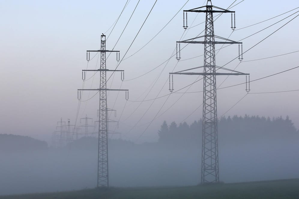 Strommasten im Siegerland (Symbolbild): Die Entwicklung der Strompreise hängt auch an den Netzgebühren.