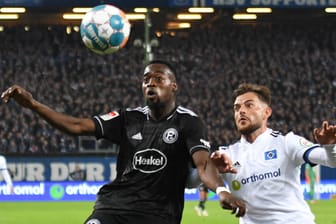 Düsseldorfs Narey (li.) im Spiel gegen den HSV: Bei der Partie in Hamburg kam es offenbar zu hässlichen Vorfällen.
