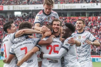 Jubel bei den Bayern-Stars: Die Leistung in Leverkusen war im ersten Durchgang herausragend.