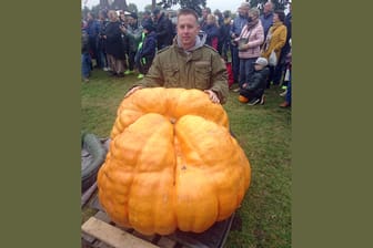 Andreas Kiefel mit seinem Kürbis: 307 Kilogramm brachte der "Kürbis-Gigant 2021" auf die Waage.