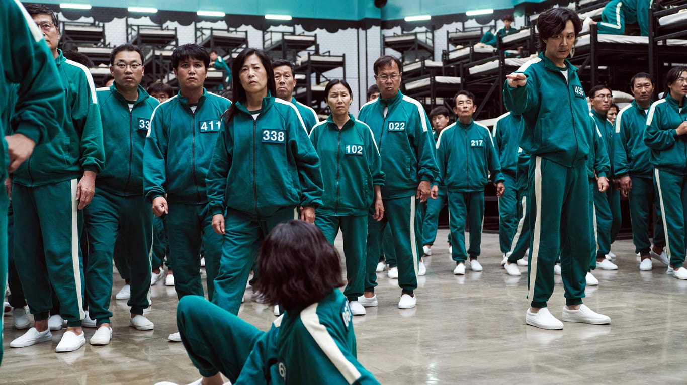 Grüne Trainingsanzüge und weiße Sneaker: Das Outfit der Spieler in der Netflix-Serie "Squid Game"