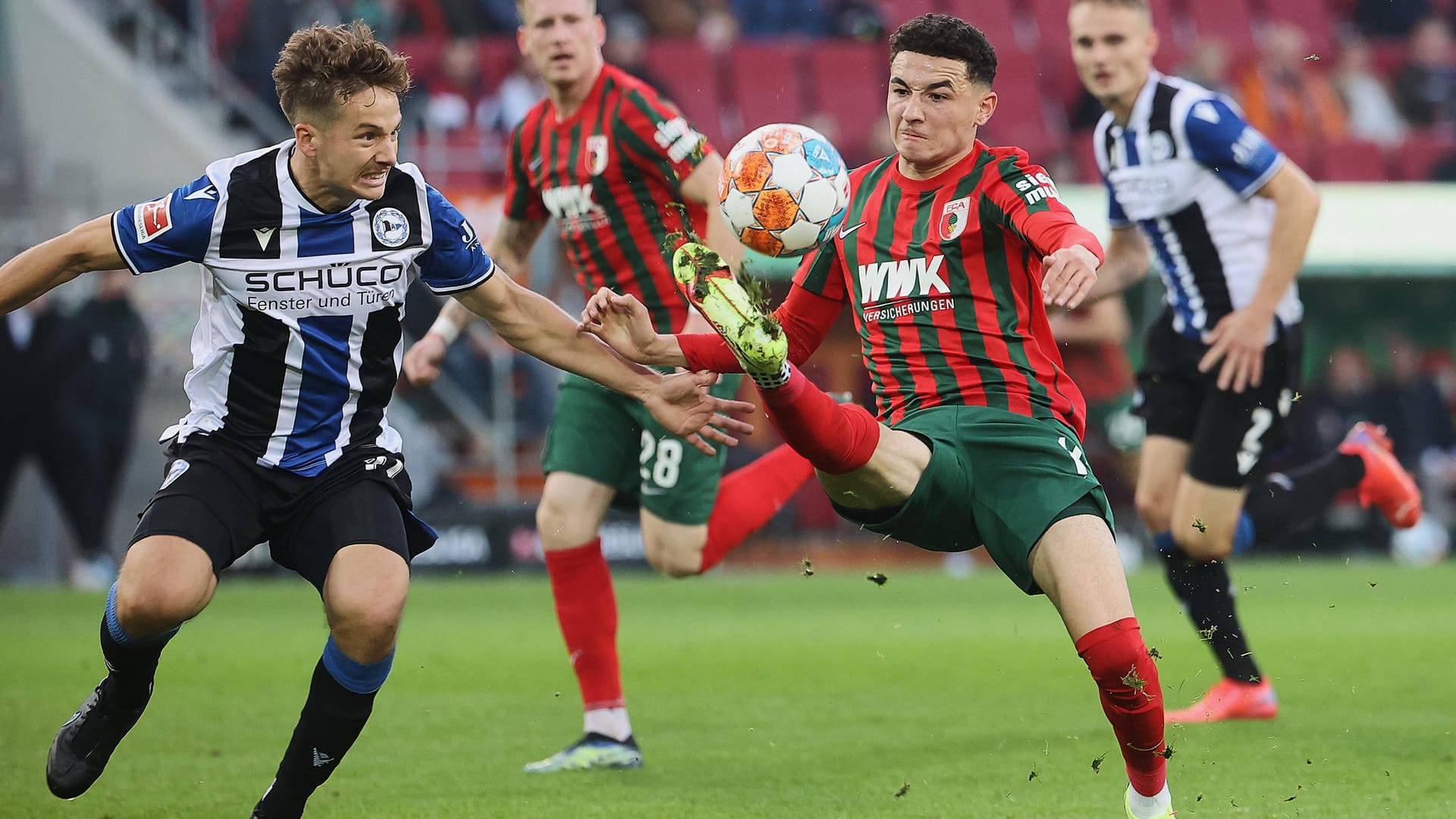 Augsburgs Vargas (r.) im Zweikampf mit Bielefelds Brunner.