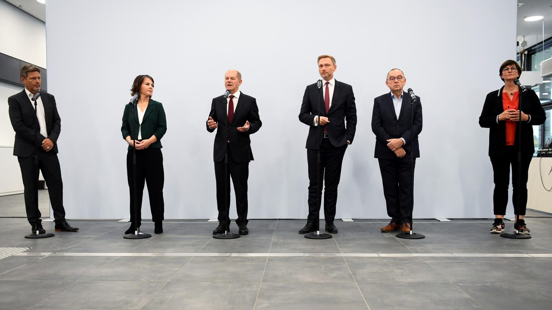 Grünen-Chef Robert Habeck (v. l.), Grünen-Chefin Annalena Baerbock, SPD-Kanzlerkandidat Olaf Scholz, FDP-Chef Christian Lindner, SPD-Chef Norbert Walter-Borjans und SPD-Chefin Saskia Esken bei der Vorstellung des 12-seitigen Sondierungspapiers.