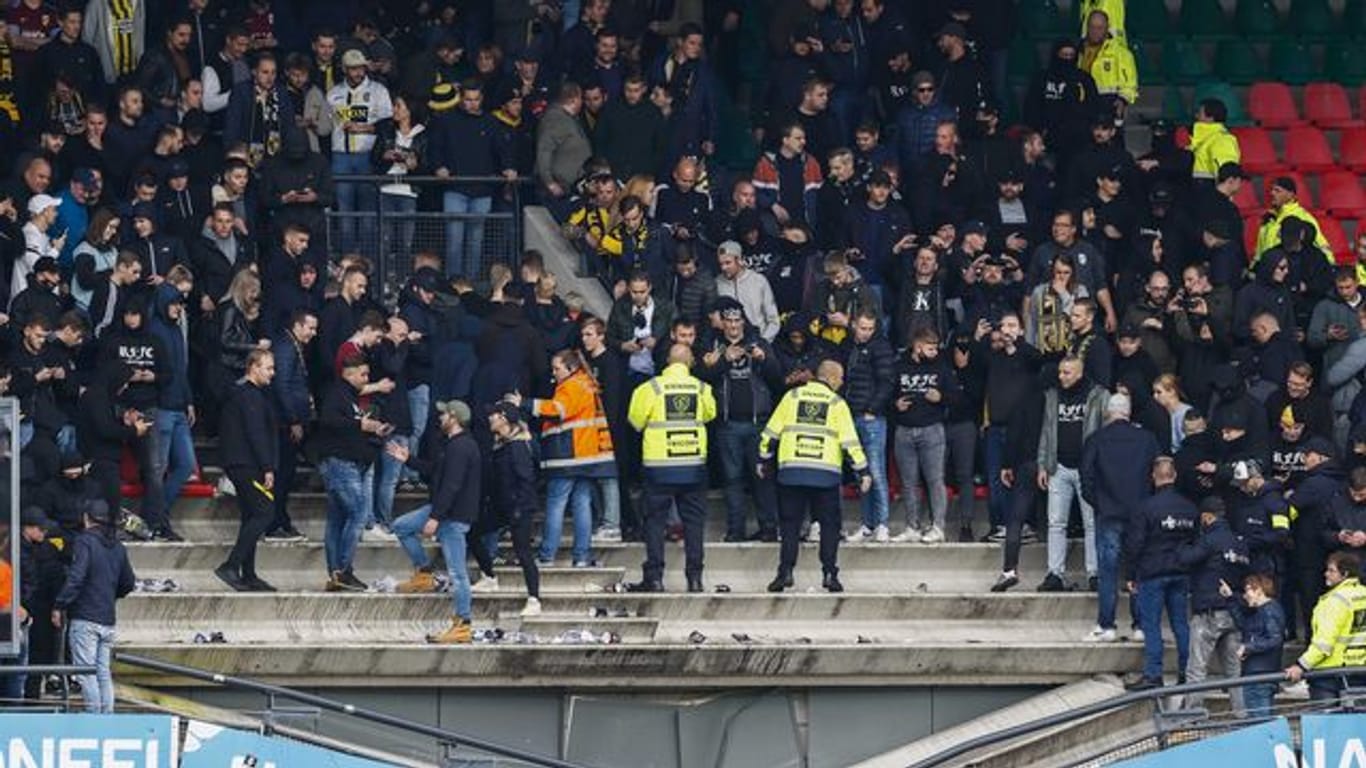 Fans des Fußballvereins Vitesse Arnheim stehen vor einem eingestürzten Teil der Tribüne.