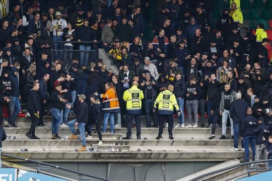 Fans des Fußballvereins Vitesse Arnheim stehen vor einem eingestürzten Teil der Tribüne.