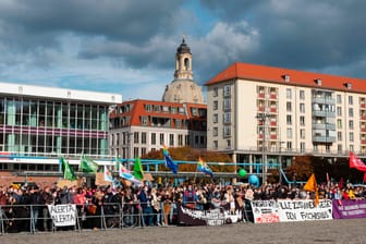 Gegendemonstranten in Dresden: Beim Geburtstag der Pegida-Bewegung kamen mehr Menschen, die sich gegen das Bündnis einsetzten als Befürworter.