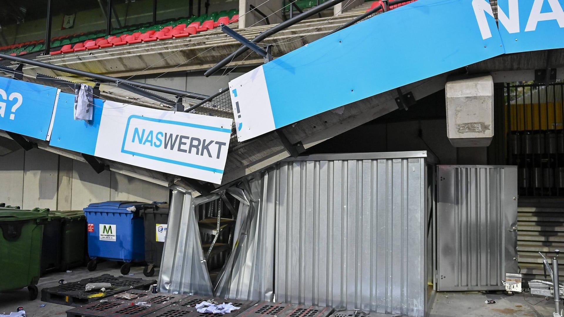 Komplett zerstört: Die Tribüne im Goffertstadion.