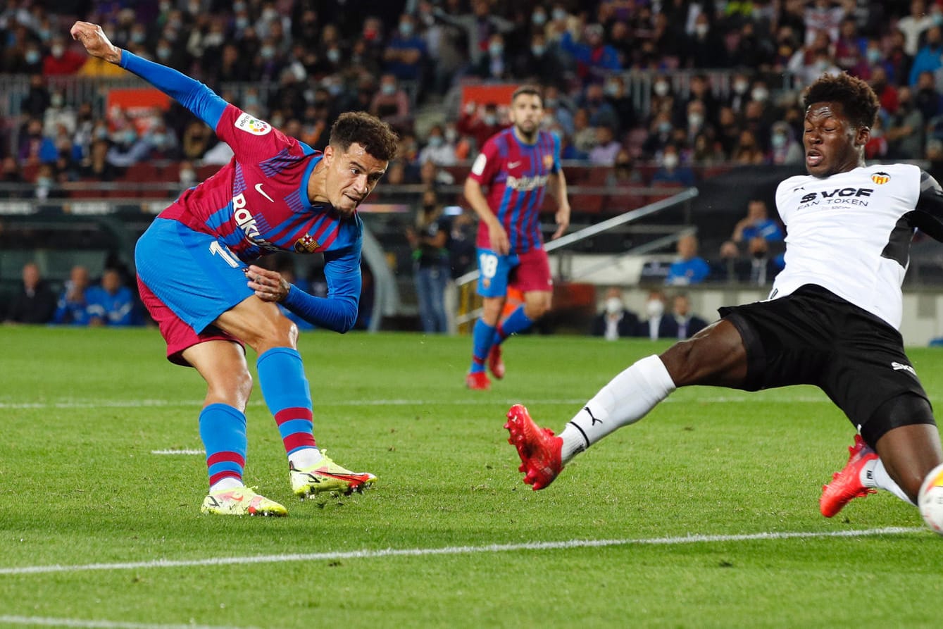 Starker Abschluss: Barcelonas Coutinho (li.) trifft zum 3:1 gegen Valencia.