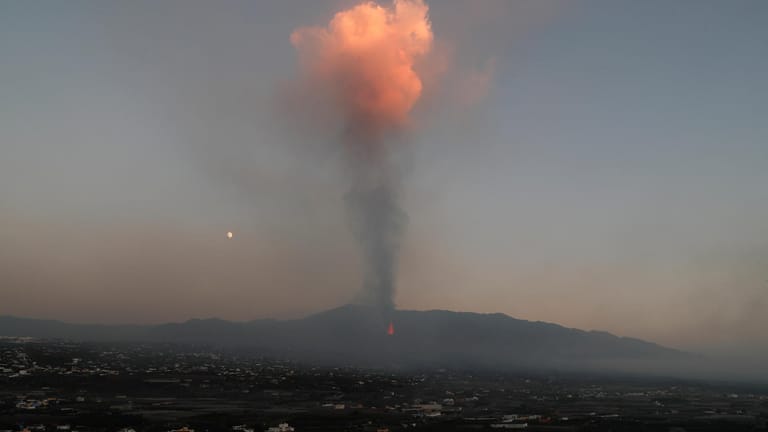 Der Vulkan Cumbre Vieja spuckt weiter Asche in die Luft. Das hat den Flugverkehr erneut zum Erliegen gebracht.