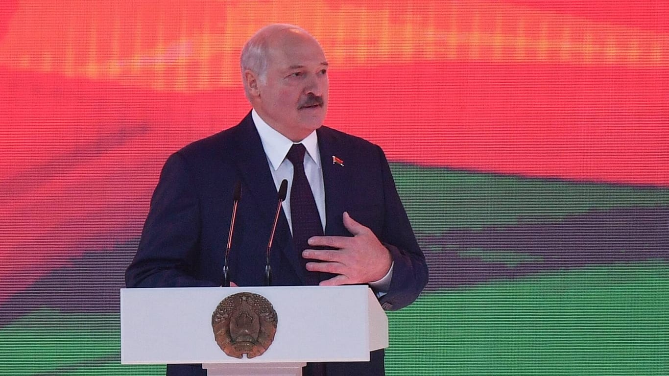 Der Präsident von Belarus, Alexander Lukaschenko, spricht beim Nationalfeiertag (Archivbild).