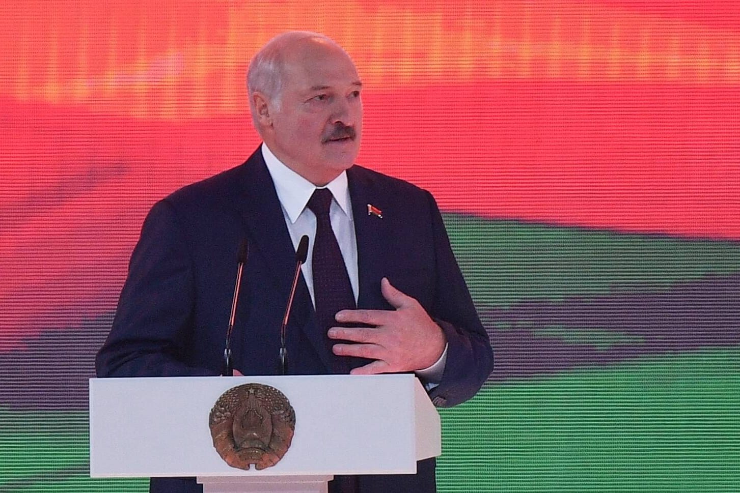 Der Präsident von Belarus, Alexander Lukaschenko, spricht beim Nationalfeiertag (Archivbild).
