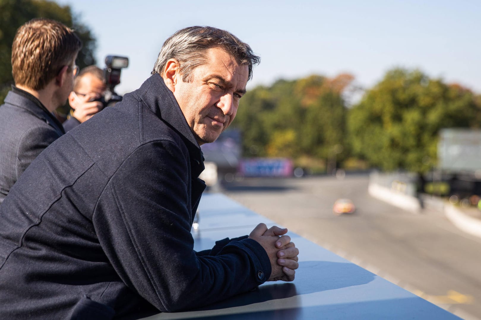 Markus Söder beobachtet das DTM-Rennen am Norisring. Seine Absage zum Deutschland-Tag der Jungen Union wird kritisiert.