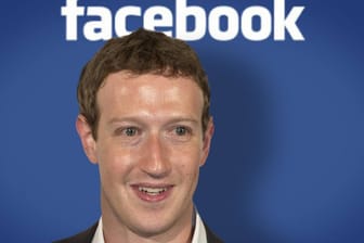 Facebook-Gründer Mark Zuckerberg steht vor dem Logo des Netzwerkes (Archivbild). Das Unternehmen hat angekündigt, neue Jobs in Europa schaffen zu wollen.