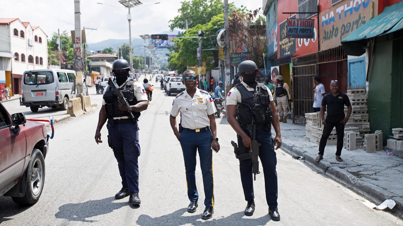Polizisten auf Streife in den Straßen von Port-au-Prince (Archivbild). In Haiti hat die Kriminalität zugenommen, darunter auch Entführungen.