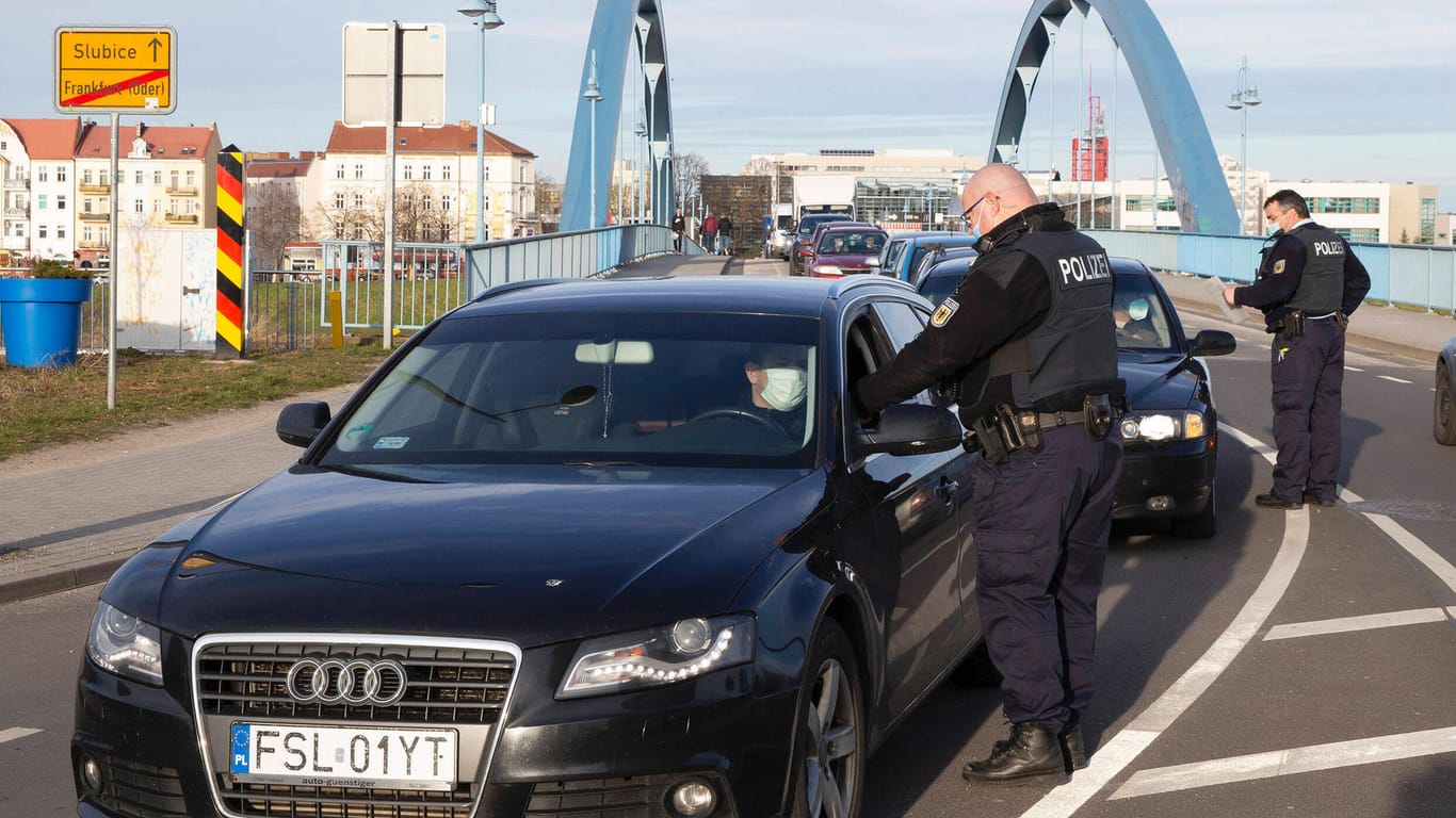 Ein Polizist kontrolliert Reisende aus Polen in Frankfurt (Oder). Wegen vermehrter illegaler Einreisen fordern Polizeigewerkschaftler mehr Kontrollen.