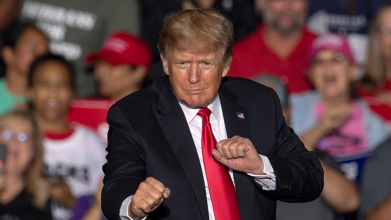 Donald Trump ballt seine Hände zu Fäusten bei einer Veranstaltung in Iowa (Archivbild). Er könnte in den Ausschuss zur Kapitol-Erstürmung vorgeladen werden.