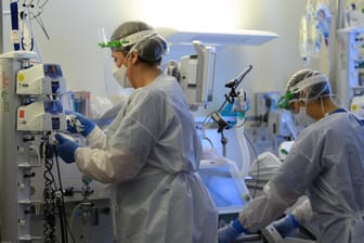 Intensivpflegerinnen in Schutzkleidungen: Die Inzidenz in Deutschland steigt wieder.