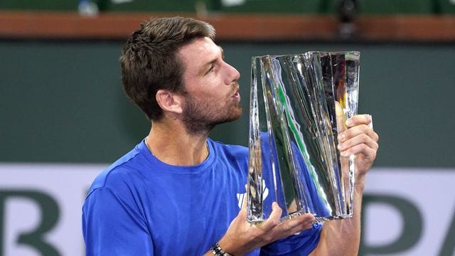 Cameron Norrie küsst seine Trophäe nach seinem Sieg über den Georgier Nikolos Bassilaschwili.