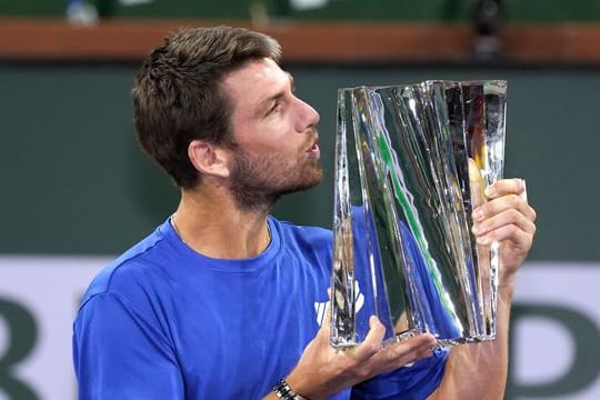Cameron Norrie küsst seine Trophäe nach seinem Sieg über den Georgier Nikolos Bassilaschwili.