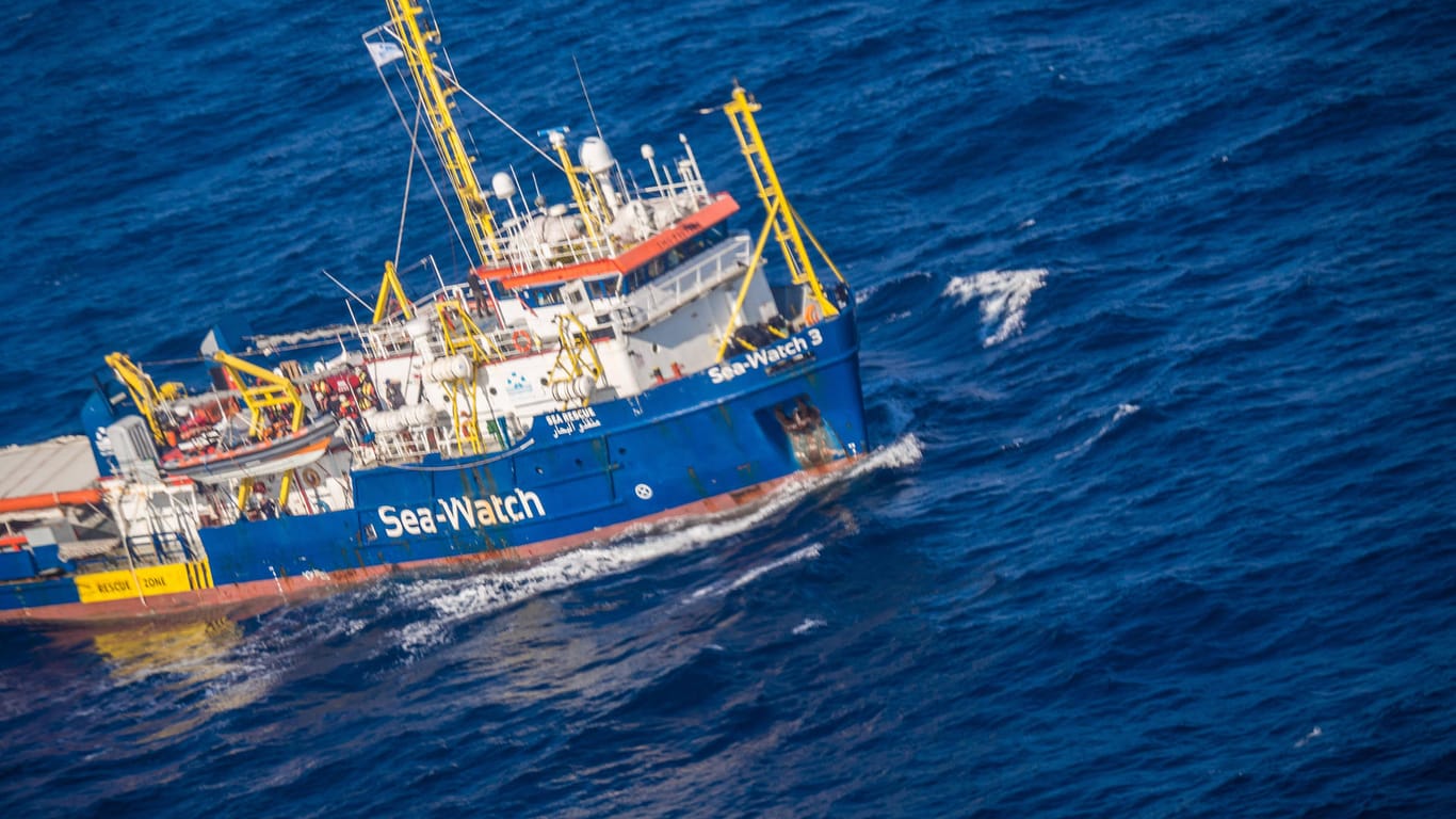 Das Rettungsschiff Sea Watch 3 fährt vor der Küste Italiens (Archivbild). Die Organisation hat am Wochenende 120 Flüchtlinge gerettet.