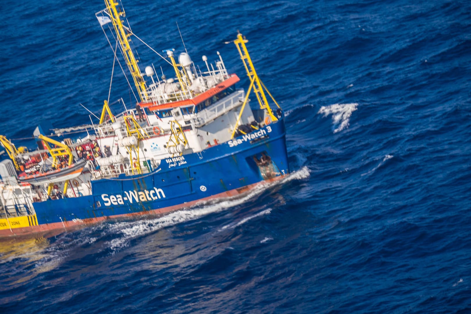 Das Rettungsschiff Sea Watch 3 fährt vor der Küste Italiens (Archivbild). Die Organisation hat am Wochenende 120 Flüchtlinge gerettet.