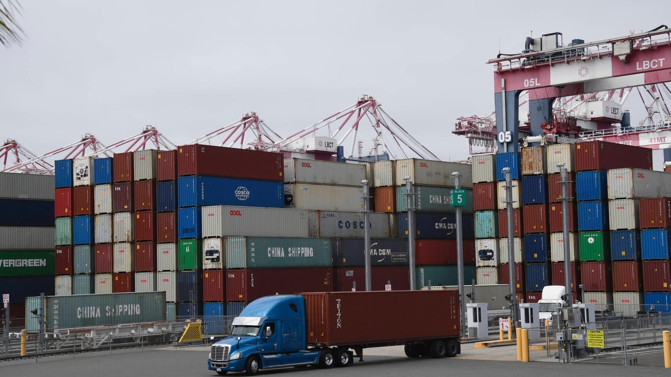 Container stapeln sich im Hafen von Long Beach (Archivbild). In den USA wird es wohl noch weiter Lieferschwierigkeiten geben, sagt Verkehrsminister Pete Buttigieg.