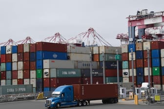 Container stapeln sich im Hafen von Long Beach (Archivbild). In den USA wird es wohl noch weiter Lieferschwierigkeiten geben, sagt Verkehrsminister Pete Buttigieg.