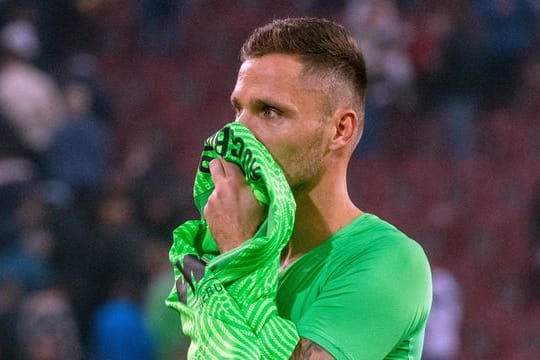 Augsburgs Torwart Rafal Gikiewicz zeigt sich nach Spielende enttäuscht über die Punkteteilung.